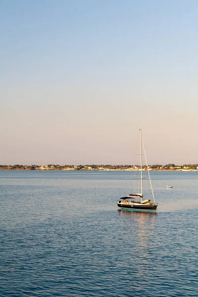 Ein Foto Von Einem Segelboot Unter Segel Der Nähe Von — Stockfoto