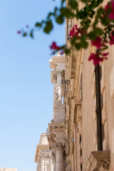 Vista Ángulo Bajo Edificios Antiguos Con Columnas Bajo Cielo Azul — Foto de Stock