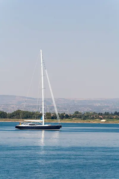 Ein Foto Von Einem Segelboot Unter Segel Der Nähe Von — Stockfoto