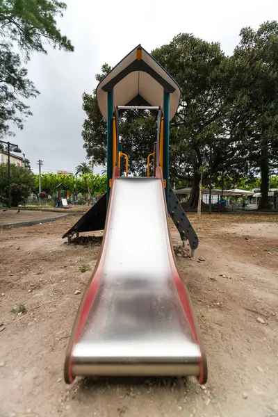 Boş Çocuklar Çocuk Parkında Veya Parkta Kayıyor — Stok fotoğraf