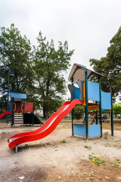 Corrediça Vermelha Parque Infantil Vazio Dia Ensolarado — Fotografia de Stock