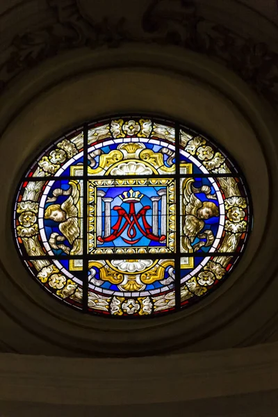 Στρογγυλό Γυάλινο Παράθυρο Αγγέλους Χερουβείμ Και Μια Κορώνα Στο Κέντρο — Φωτογραφία Αρχείου