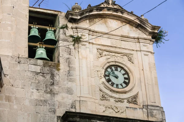一座旧建筑里的钟塔和三个铃铛 — 图库照片