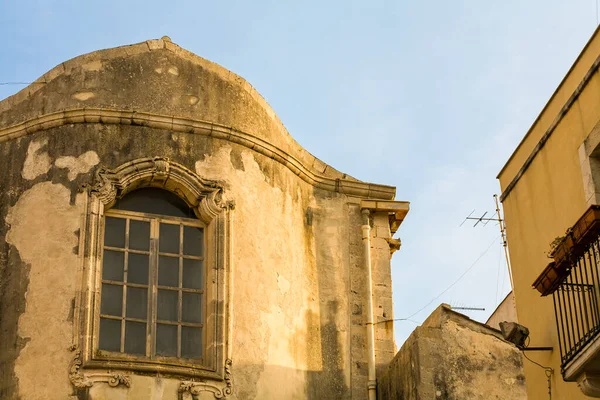 Altbau Mit Kunstvollen Fenstern Syrakus Sizilien — Stockfoto