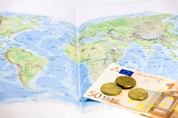 Papír Világtérkép Ötven Eurós Bankjeggyel Érmékkel — Stock Fotó