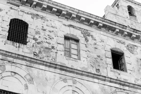 Черно Белое Изображение Стареющего Здания Арочными Окнами Декоративным Литьем — стоковое фото