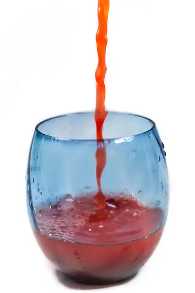 Meyve Suyu Bardağa Doluyor Cam Köpükler Içinde Beyazda Izole Edilmiş — Stok fotoğraf