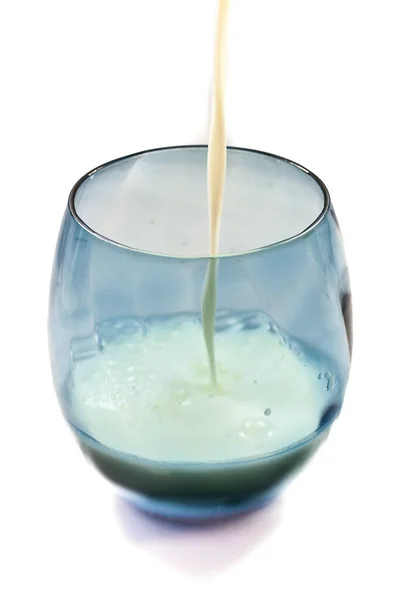 Latte Versato Nel Bicchiere Bollicine Nel Bicchiere Isolato Bianco — Foto Stock