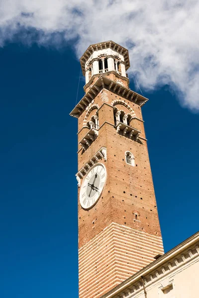 Экстерьер Исторической Колокольни Вероне Италия — стоковое фото