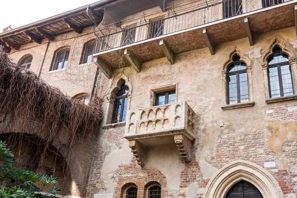 Exterior Facade Old Weathered Palazzo Verona Italy Ornate Gothic Windows — Stock Photo, Image