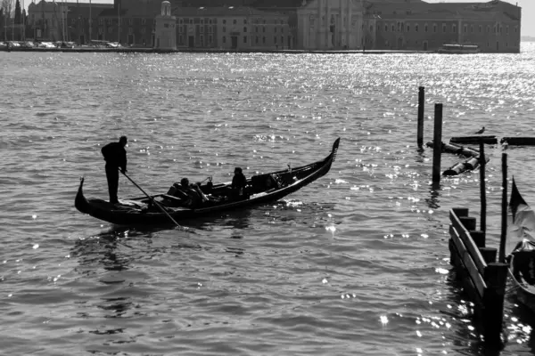 Gondolier Veslování Turistů Kanálu Gondole Benátkách Itálie Romantické Okružní — Stock fotografie