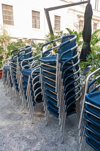 锡拉库萨一家餐馆的铝制椅子 — 图库照片