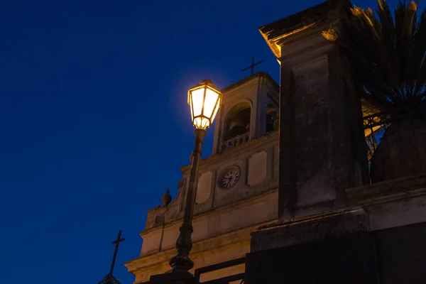 Luz Rua Iluminada Noite Frente Torre Relógio Igreja — Fotografia de Stock