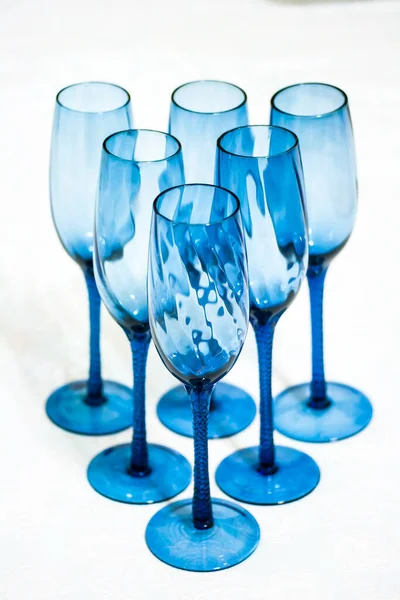 Set Bicchieri Blu Splendidamente Disposti Tavolo — Foto Stock