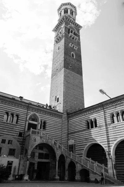 Низкий Угол Обзора Исторической Колокольни Городе Верона Италия — стоковое фото