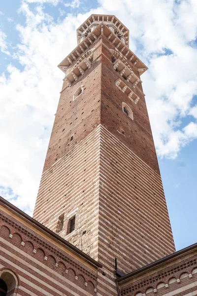 Nízký Úhel Pohledu Historickou Zvonici Městě Verona Itálie — Stock fotografie
