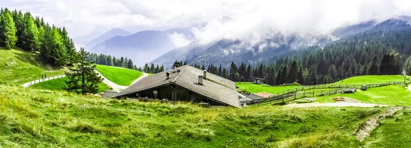 前景に木製のキャビンやシェルターが付いている山の景色の景色 — ストック写真