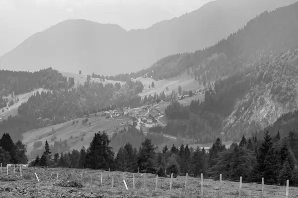 イタリアの絵画アルパインの風景の黒と白の景色 — ストック写真