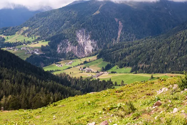 北イタリアの美しい緑の山の風景 — ストック写真