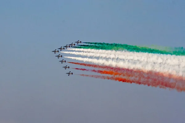 Das Kunstflugteam Frecce Tricolori Der Italienischen Luftwaffe Verfolgt Rauch Der — Stockfoto