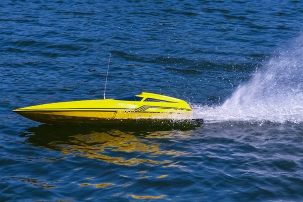 Barco Modelo Eléctrico Amarillo Rozando Agua Dejando Spray Estela — Foto de Stock