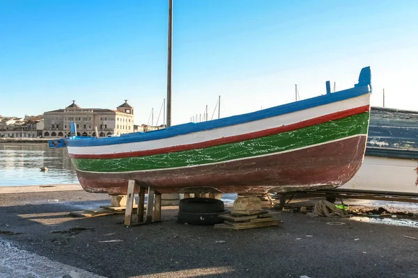 Типичная Рыбацкая Лодка Порту Города Сиракузы Италии — стоковое фото