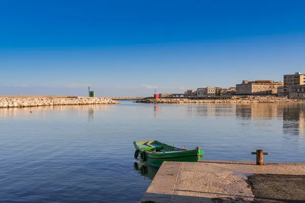 イタリアのシラクサ市の港で典型的な漁船 — ストック写真