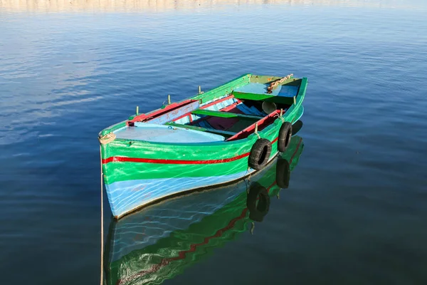 青い海 シラキュース シチリアで装飾されたカラフルな塗装漁船 — ストック写真