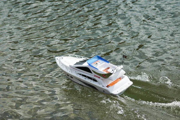 Barco Modelo Eléctrico Radiocontrolado Corriendo Lago — Foto de Stock