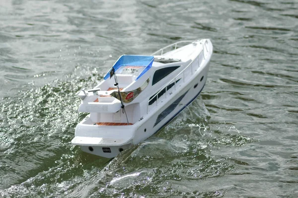 Elektrisch Gesteuertes Modellboot Läuft Einem See — Stockfoto