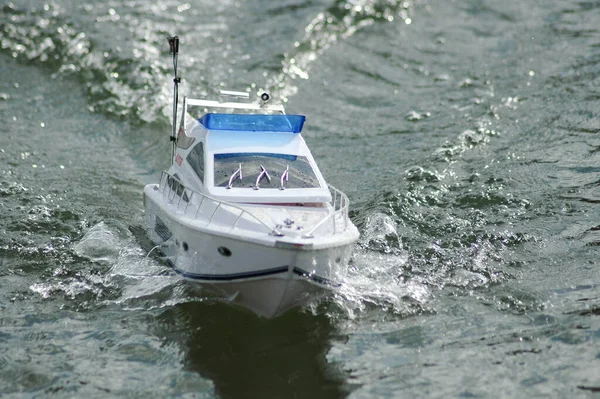 Электрорадиоуправляемая Модельная Лодка Работающая Озере — стоковое фото