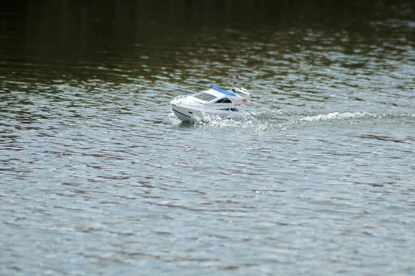 湖で走る電気無線制御モデルボート — ストック写真