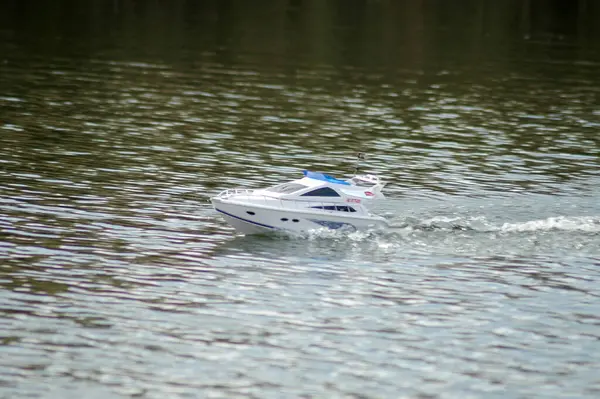 Elektrisch Gesteuertes Modellboot Läuft Einem See — Stockfoto