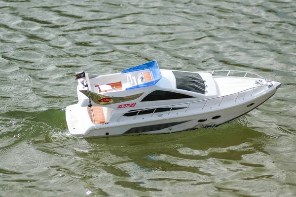 Elektrycznie Sterowany Model Łodzi Pływającej Jeziorze — Zdjęcie stockowe