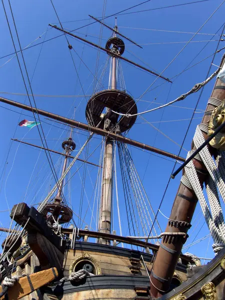 제노바 이탈리아의 항구에 해왕성 Galeon의 — 스톡 사진