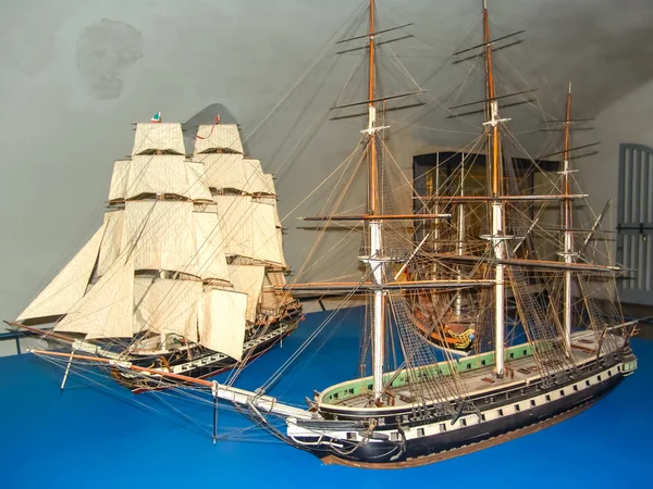 Крупным Планом Воспроизведения Древнего Военного Корабля — стоковое фото