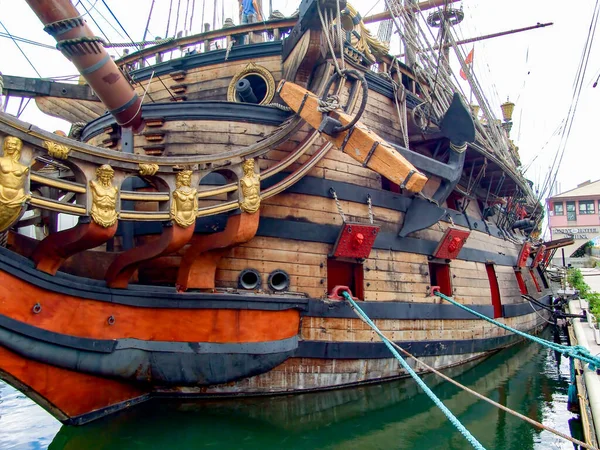 Частности Нептуна Galeon Порту Генуи Италия — стоковое фото