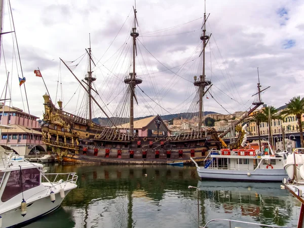 제노바 이탈리아의 항구에 해왕성 Galeon의 — 스톡 사진