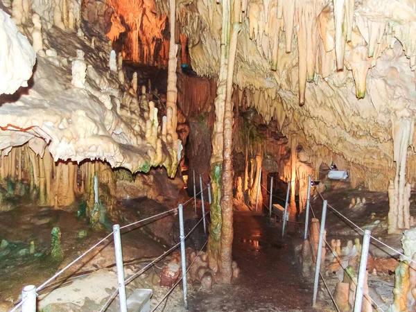 ディロス洞窟はおそらくギリシャで最も重要な自然遺跡です — ストック写真