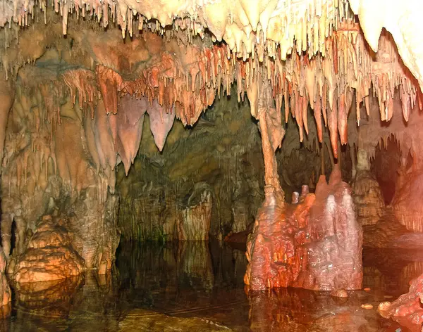 Diros 동굴은 아마도 그리스에서 중요한 사이트입니다 — 스톡 사진