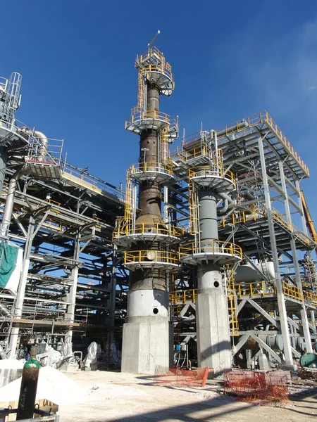An hydrogen plant refinery under construction