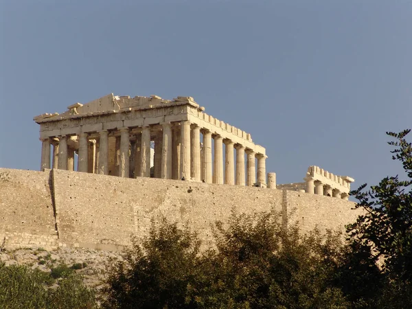 アテナ パルテノス神殿は現在 アテネのアクロポリスに横たわる廃墟となっている パルテノンは アテネのパトロンである女神アテナの巨大な金と象牙像を収容するために建てられました ポリスはギリシャ人特有のものであった — ストック写真