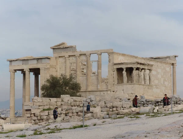 Toeristen Het Parthenon Athene Griekenland Bewolkte Dag — Stockfoto