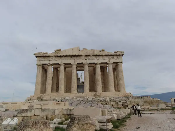 Туристи Межами Парфенону Акрополі Греція Похмурий День — стокове фото