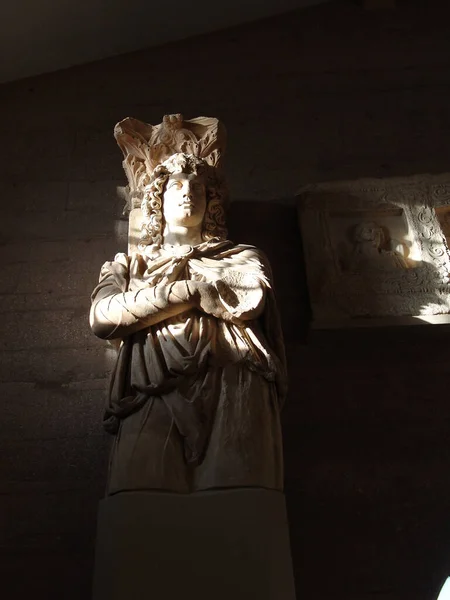 Вид Солнечного Света Ярко Сияющего Древнюю Статую Музее Коринфе Греция — стоковое фото