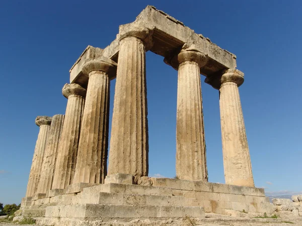 Ruinas Del Templo Griego Antiguo Con Columnas Dóricas Fondo Azul —  Fotos de Stock