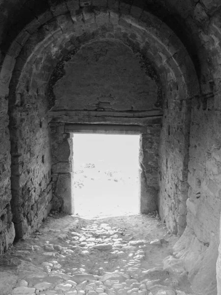 Archway Prowadzący Zewnątrz Ruinach Starożytnego Koryntu Grecja Czerni Bieli — Zdjęcie stockowe