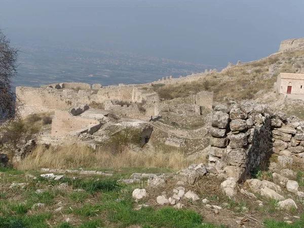 Kamienne Szczątki Starożytnych Ruin Zboczu Koryntu Grecja — Zdjęcie stockowe