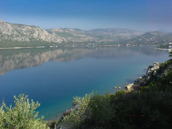 Malowniczy Widok Greckie Pasmo Górskie Odzwierciedlone Jeziorze Niebieskim Tle Nieba — Zdjęcie stockowe