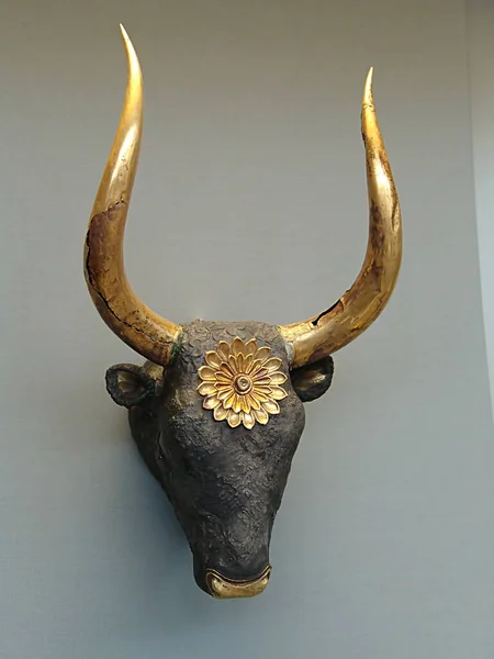 ギリシャのオリンピアの博物館で角と鼻に金の金の金の頭の像 ストック画像